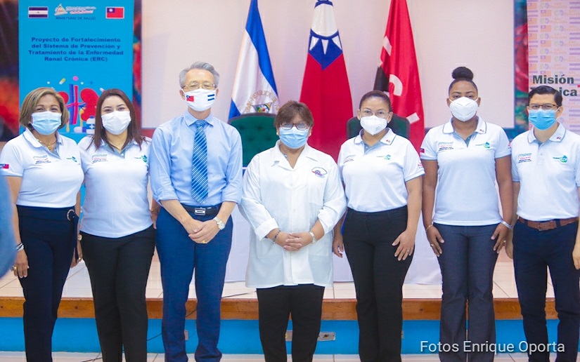 Entregan broches a personal de salud que será capacitado en Taiwán sobre enfermedades renales