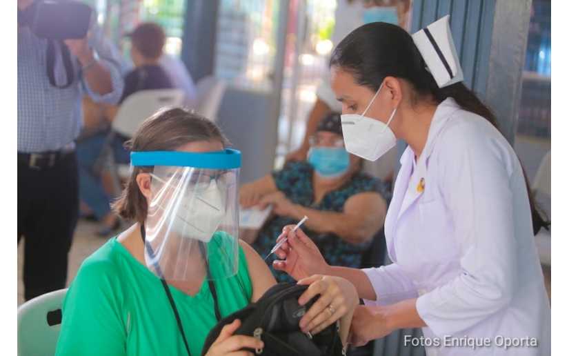 Personas de 55 años y más se vacunan contra la Covid-19 en Managua