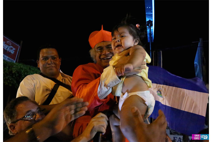 Miles de nicaragüenses dan la bienvenida al Cardenal Brenes
