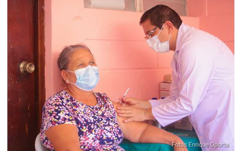 Vacunación voluntaria contra la Covid-19 llega al departamento de Chinandega