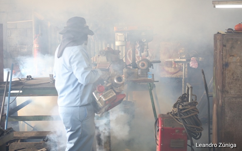 Minsa fumiga viviendas del barrio Villa Reconciliación Sur