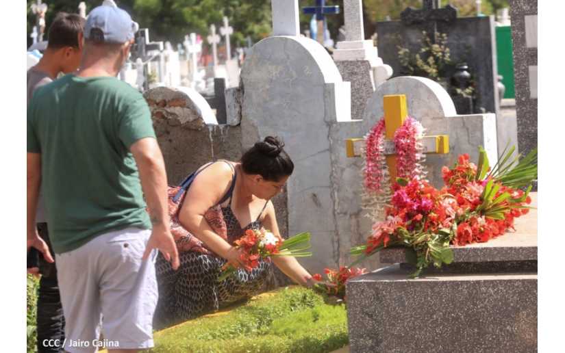 Concurrida asistencia de capitalinos a enflorar tumbas de sus madres en el Cementerio General en Managua