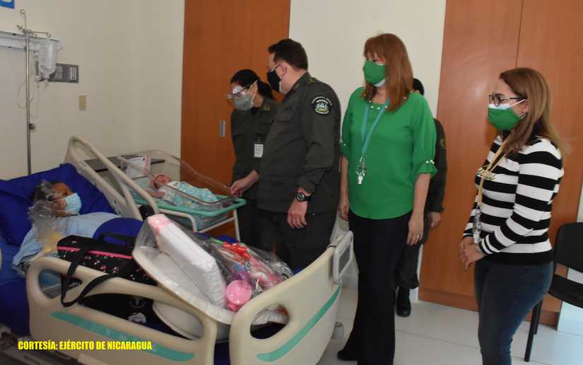 Visita a madres en el Hospital Militar  