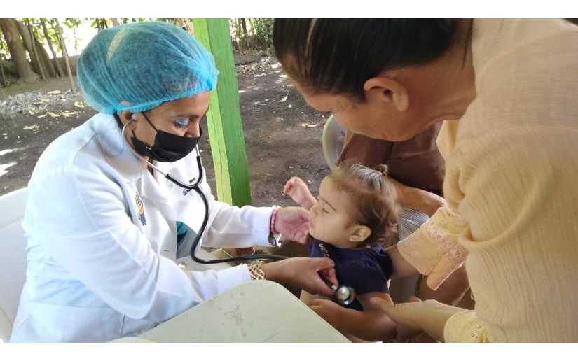 Familias de Nejapa reciben atención médica gratuita en feria de salud