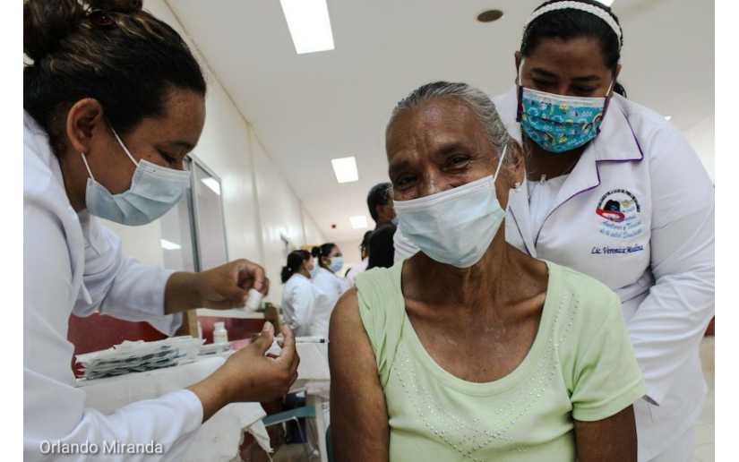 Mayores de 55 años de edad continuaron vacunándose este jueves contra la Covid 19 en Managua