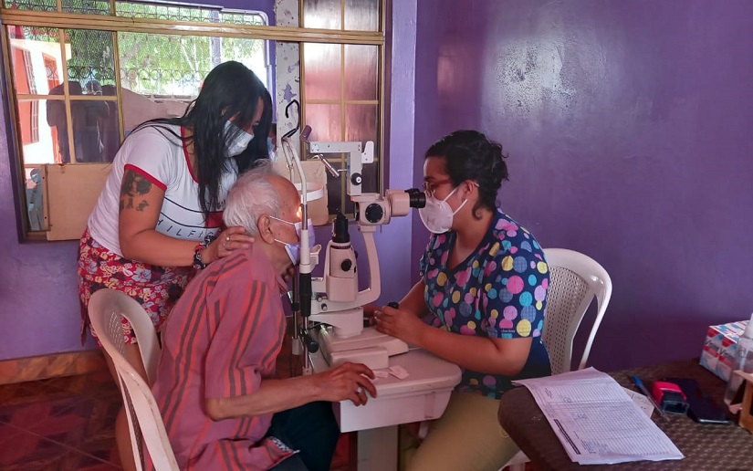 Consultas oftalmológicas a pobladores del Distrito II de Managua