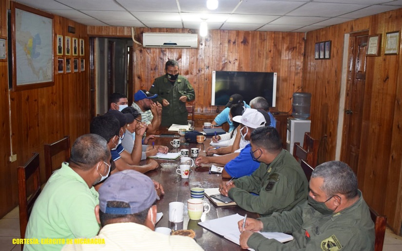 Ejército de Nicaragua en reunión con miembros de los Comités de Agua Potable de comunidades de Siuna