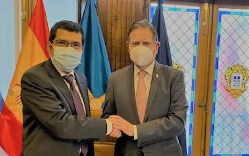 Embajador de Nicaragua visita al Alcalde de Oviedo, Asturias