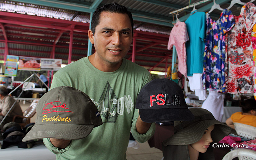 Humberto Hernández heredó de su padre el arte de fabricar gorras y sombreros de tela
