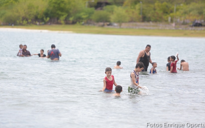 Familias despiden el fin de semana en la laguna de Xiloá 