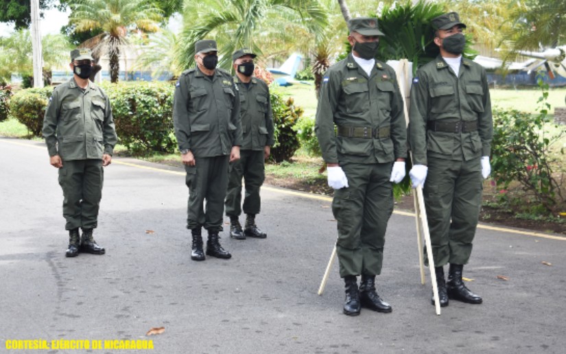 Ejército de Nicaragua deposita ofrenda floral en el monumento en honor a los caídos de la Fuerza Aérea