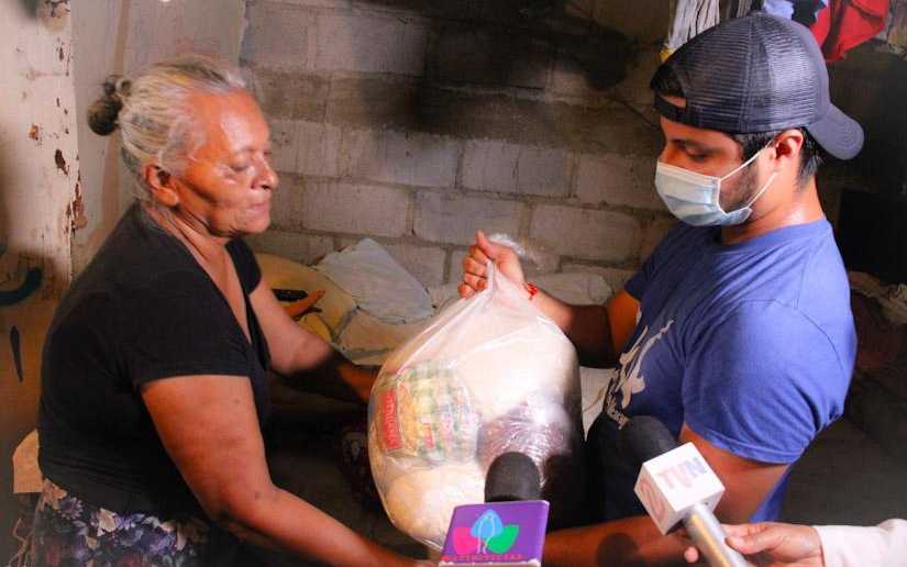 Entregan paquetes solidarios a madres de héroes y mártires en este Julio Victorioso