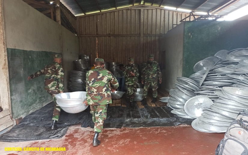 Ejército brindó apoyo en el descargue de utensilios de cocina en Waspam, Caribe Norte 
