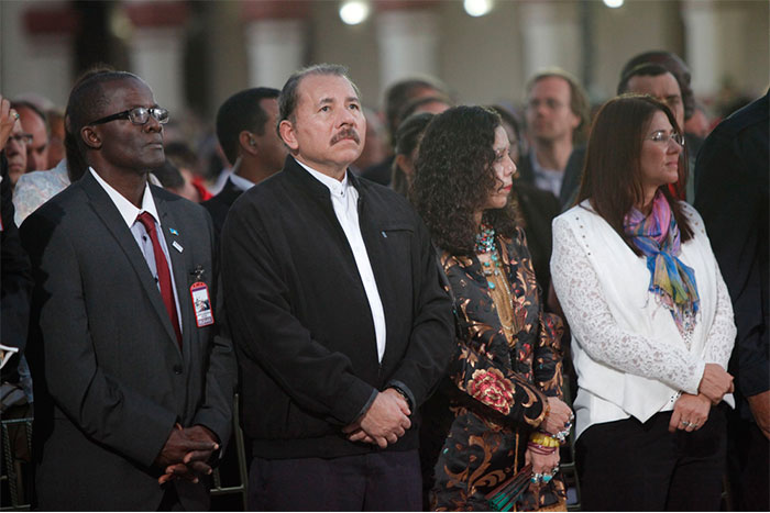 Daniel y Rosario reciben Imposición de la Ceniza durante Misa en Honor a Chávez