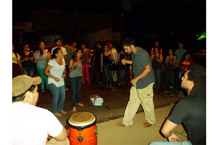 Artistas nicaragüenses recuerdan a Chávez con recital callejero de trova y poesía