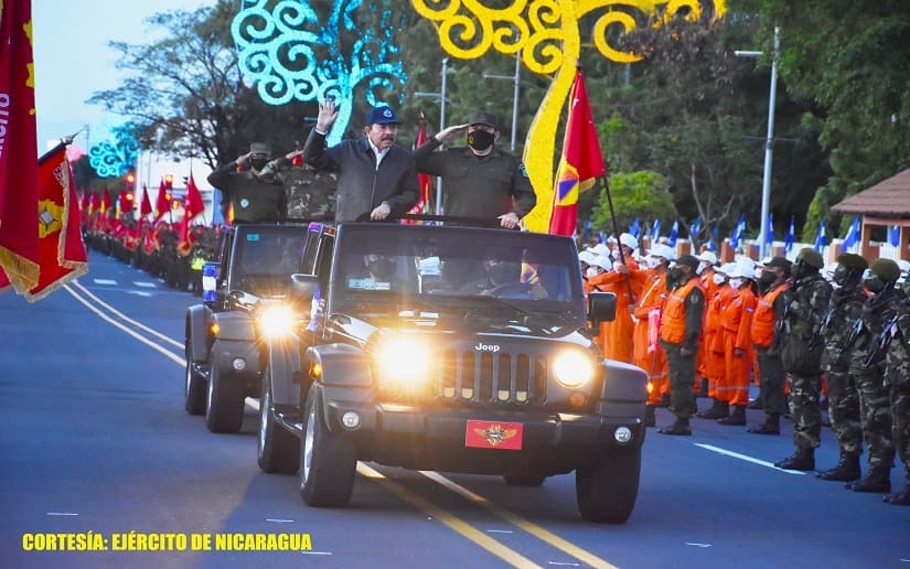 Desfile Militar Pueblo Ejército en la Avenida de Bolívar a Chávez