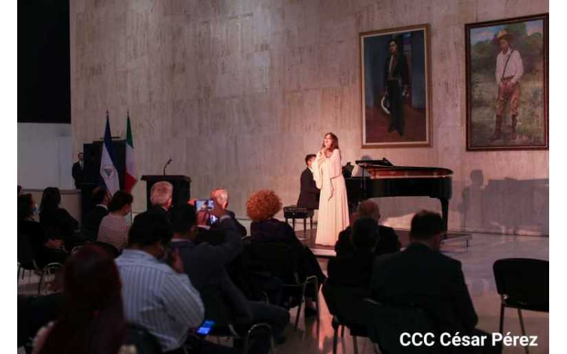 La gran Donata D'Annunzio Lombardi deleita con su voz en el Teatro Rubén Darío