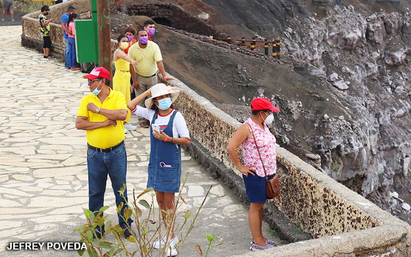 Familias nicaragüenses disfrutan de las maravillas que ofrece el Volcán Masaya
