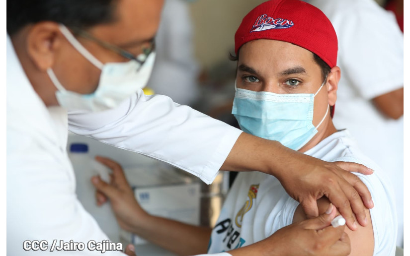 Nicaragüenses mayores de 30 años acuden a jornada de vacunación contra la Covid-19