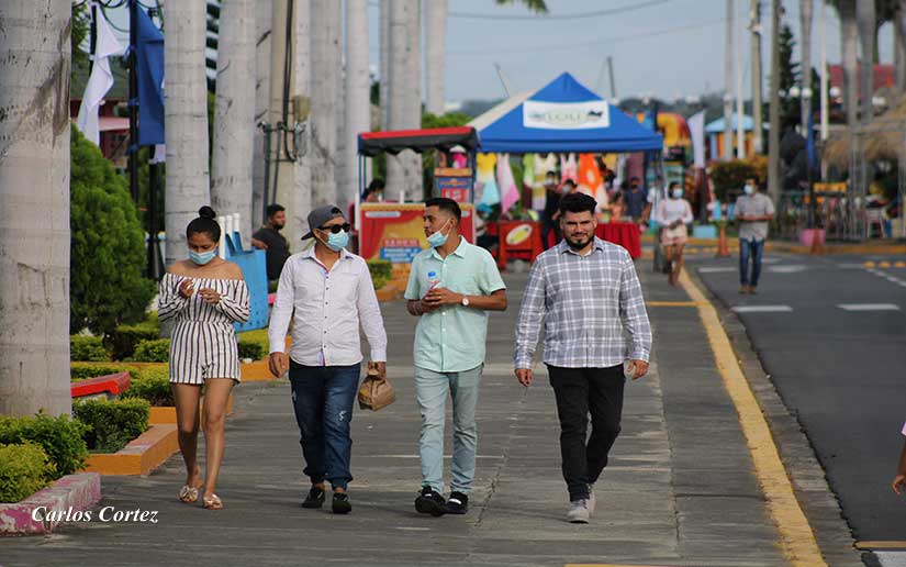 Familias se divierten en el puerto turístico Salvador Allende de Managua