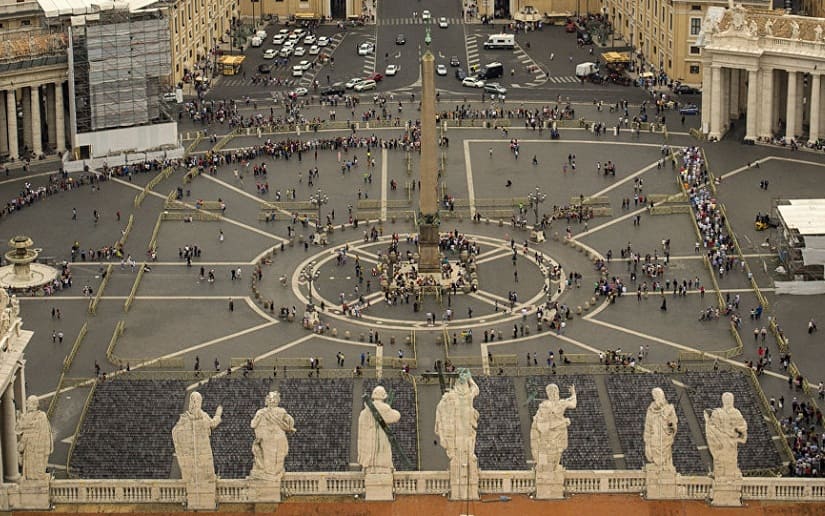 Detalles del Momento: Luchas de poder en el Vaticano