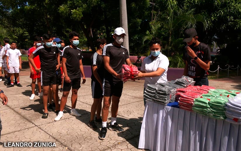 Juventud Sandinista entrega uniformes deportivos para promover el deporte