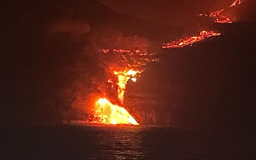 La lava del volcán español de La Palma llega al mar