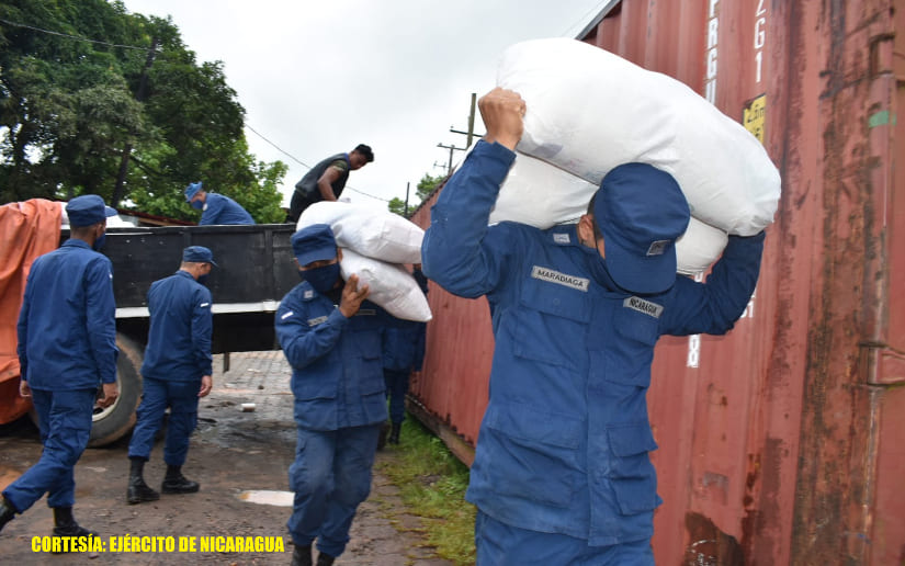 Ejército de Nicaragua participa en descargue de paquetes alimenticios 