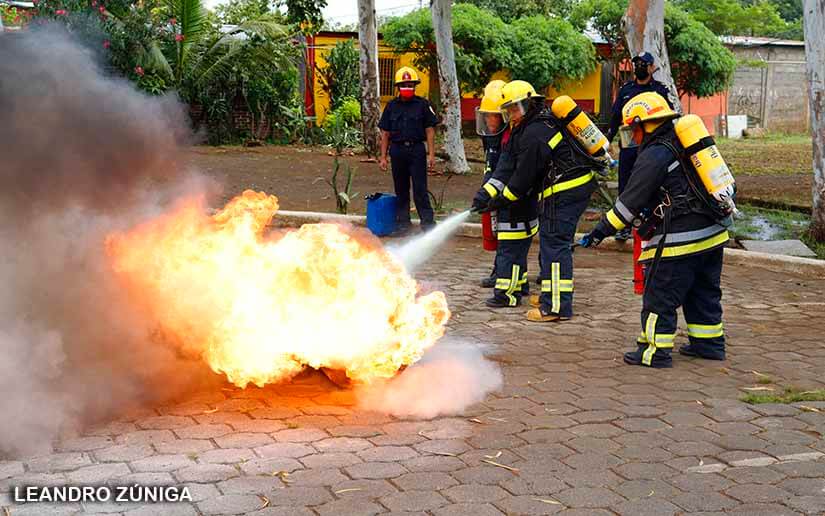 Mujeres bomberas demuestran habilidades y destrezas para combatir incendios