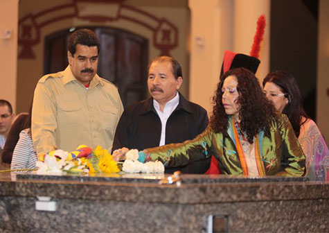 Daniel y Rosario rinden honores a Chávez en el Cuartel de la Montaña en Venezuela (VIDEO)