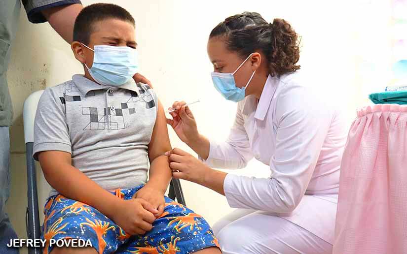 Población del Distrito III de Managua acude a vacunarse contra la Covid-19