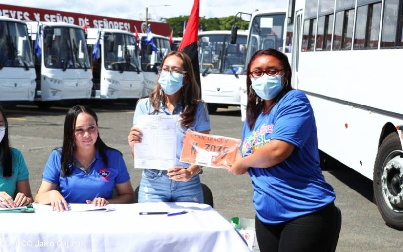 Transportistas de cooperativas en Managua reciben buses nuevos