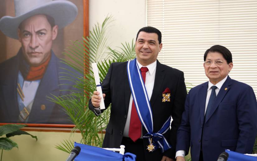 Nicaragua condecora a embajador de Cuba Juan Carlos Hernández