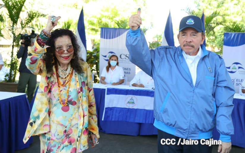 Presidente Daniel Ortega y Compañera Rosario Murillo ejercen su derecho al voto