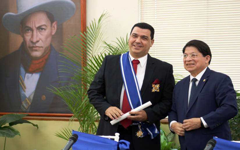 Nicaragua condecora al Embajador de Cuba