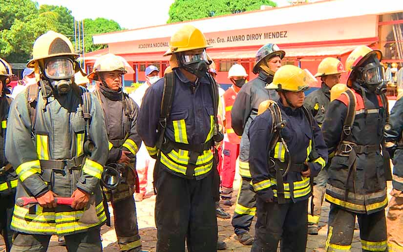 Bomberos participan en ejercicio demostrativo de extinción de incendio