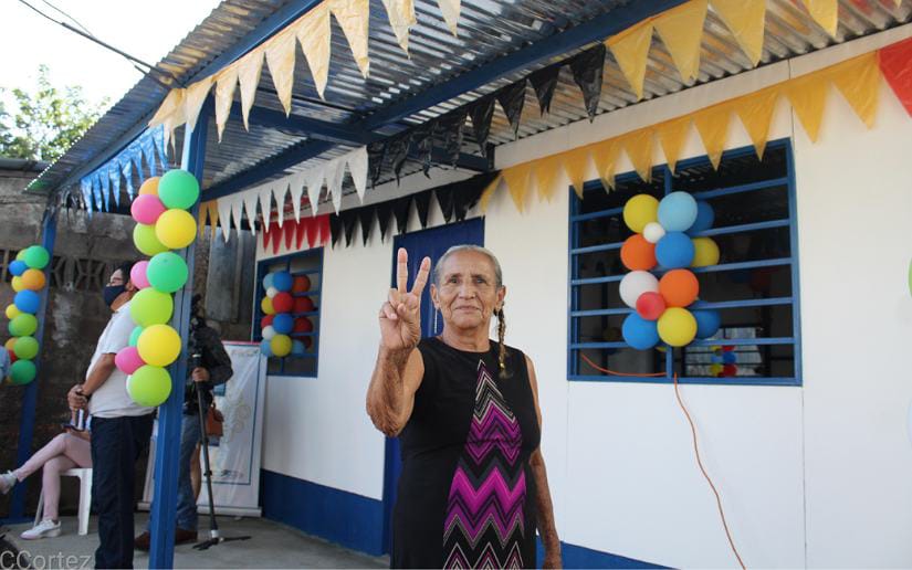 Entregan vivienda solidaria a pobladora del barrio René Cisneros