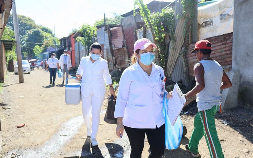 Brigadas de vacunación contra el Covid-19 recorren el barrio Carlos Núñez