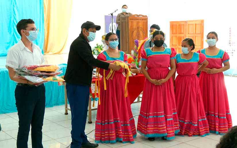 Entregan vestuarios folclóricos a centros de estudios de Managua y Ciudad Sandino