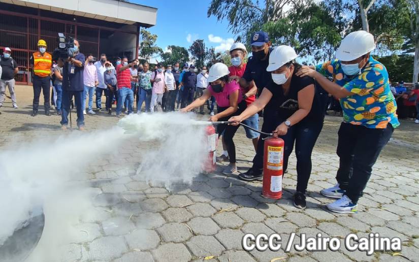 Bomberos capacitan a comerciantes de pólvora en Managua