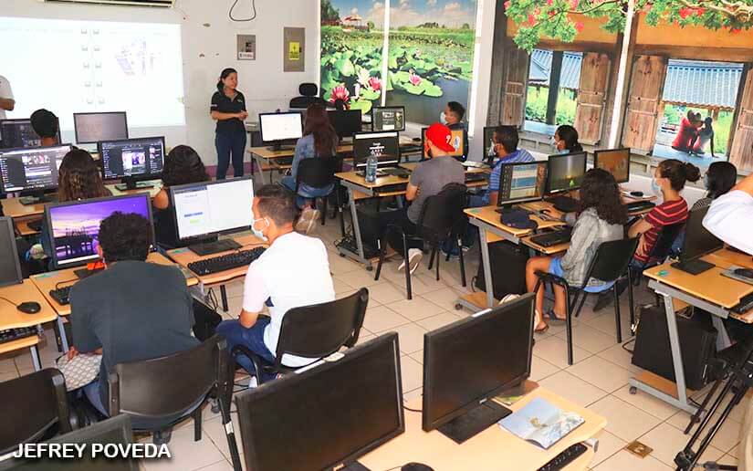 Estudiantes reciben taller sobre buen uso de las redes sociales