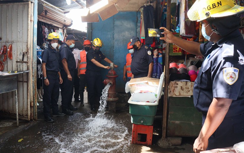 Bomberos inspeccionan hidrantes en el mercado Roberto Huembes
