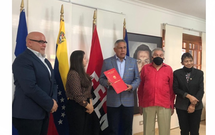 Diputados venezolanos entregan acuerdo de felicitación por elecciones