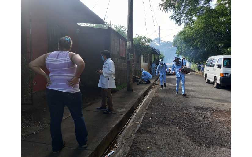 Brigadistas de salud fumigan viviendas en el barrio Bóer, Managua