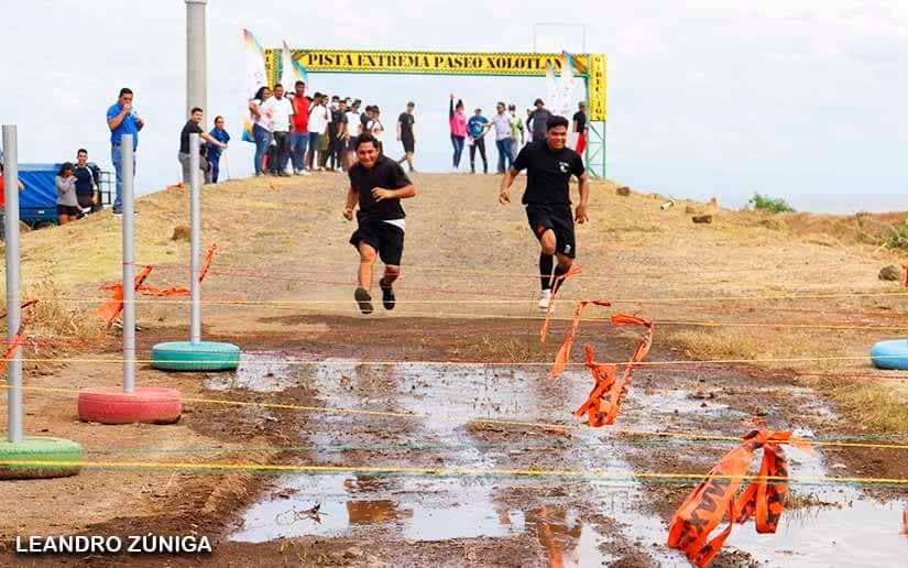 Jóvenes protagonizan campeonato de carrera de obstáculos