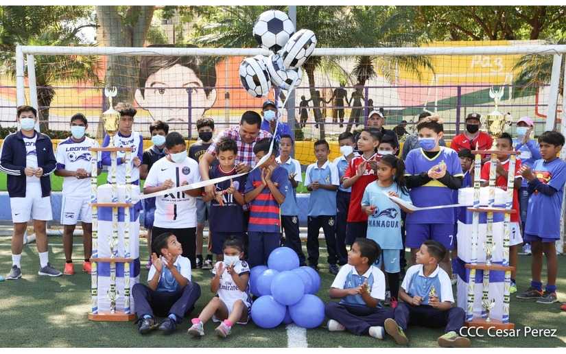 Niñez y jóvenes deportistas rinden homenaje al astro del fútbol Diego Maradona