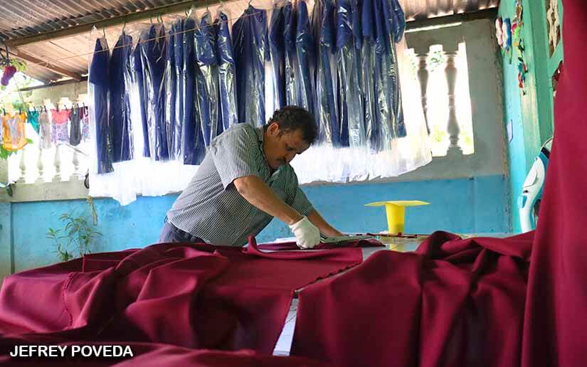 Sastre de Mateare muestra su arte para elaborar togas y birretes