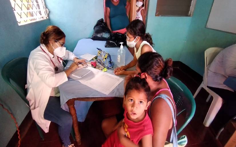 Clínica móvil garantiza atención integral a familias del barrio El Recreo Sur