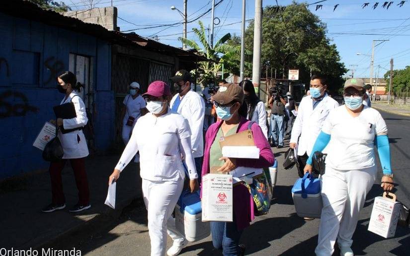 Brigadas de amor inmunizan contra la Covid-19 a familias del barrio Bóer en Managua 