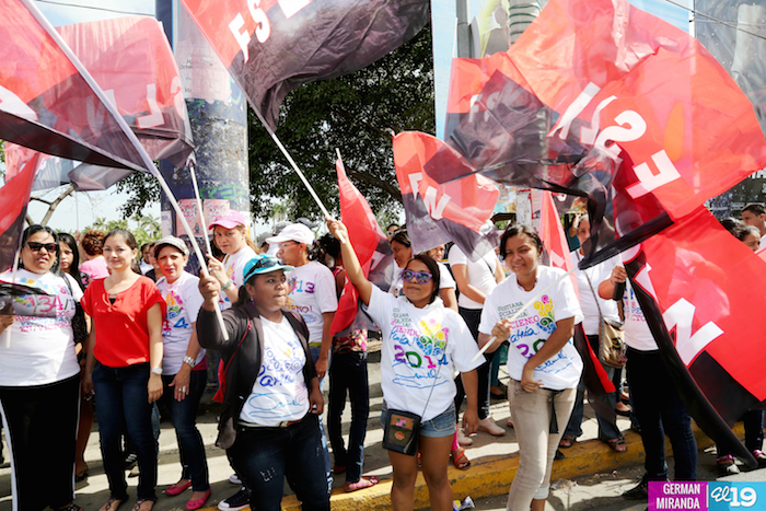 Familias continúan celebrando en rotondas el Mes de la Mujer